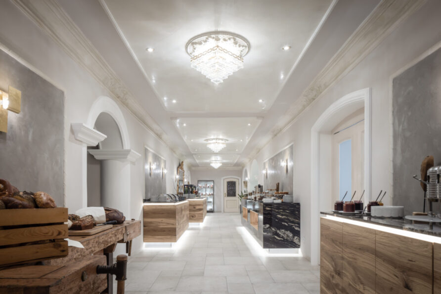 Modernes Frühstücksbuffet und Weinstube im Hotel Donauhof Deggendorf mit stilvoller Architektur und warmem Lichtdesign.